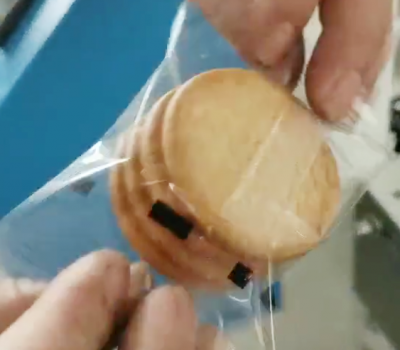 全自动包装机包装饼干作业现场