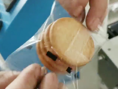 全自动包装机包装饼干作业现场
